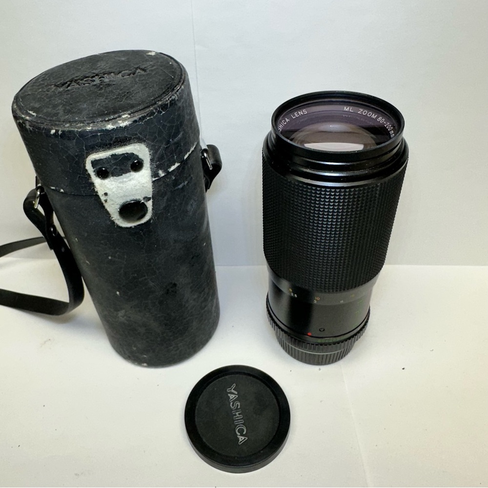 Vintage Yashica ML Zoom 80-200mm f/4 Camera Lens Equipped With Skylight (1B)